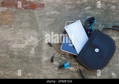 Dinge aus offener Lady Handtasche. Konzept zum Schutz vor COVID-2019. Draufsicht. Stockfoto