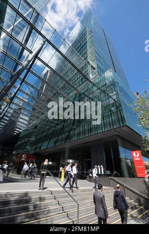 Die Menschen gehen auf der Treppe in der Nähe des Gebäudes von Australien Post in Melbourne - Australien Post bietet Postdienste in Australien Stockfoto