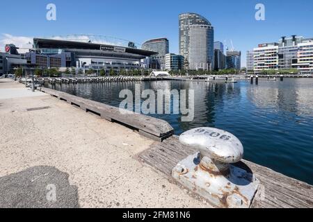 Melbourne Docklands Poller mit Blick auf die Stadt auf das Etihad Stadium. Großer Bollard im Vordergrund. Weitwinkelansicht Stockfoto