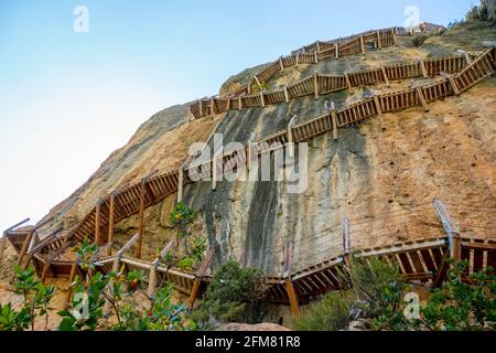 Schwindelerregende beeindruckende Hängebrücken von Montfalc . Holztreppen in den Felsen in der Schlucht Congost de Mont-rebei in Katalonien in den Pyrenäen gebaut, Stockfoto