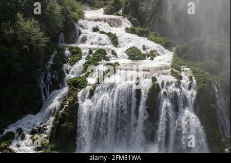 Kaskade von marmore eröffnet unteren Blick bei vollem Fluss in Der Monat Mai Stockfoto