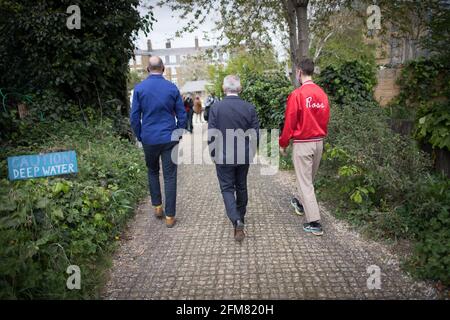 Der Bürgermeister von London, Sadiq Khan, besucht die Spitalfields City Farm im Rahmen seiner Kampagne, am 6. Mai zum Bürgermeister von London wiedergewählt zu werden Bilddatum: Mittwoch, 21. April 2021. Stockfoto