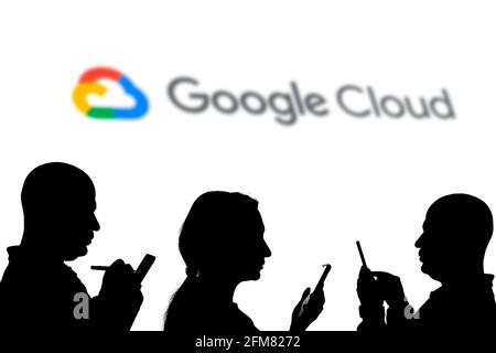 Taschkent, Usbekistan - 4. März 2021: Silhouette der Menschen über beliebte Cloud-Plattform von Google-Unternehmen - Google Cloud-Logo-Logo auf einem großen Stockfoto