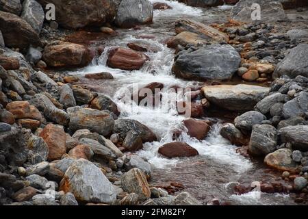 Himalaya Wild Mountain River und riesige Felsbrocken . Stockfoto