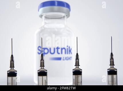 Kathmandu, Nepal - Januar 03 2021: Nahaufnahme einer Spritze gegen Sputnik Light Vial. Stockfoto