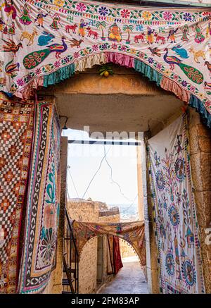 Farbenfroher Kleidungsstück auf den Straßen von jaisalmer. Stockfoto