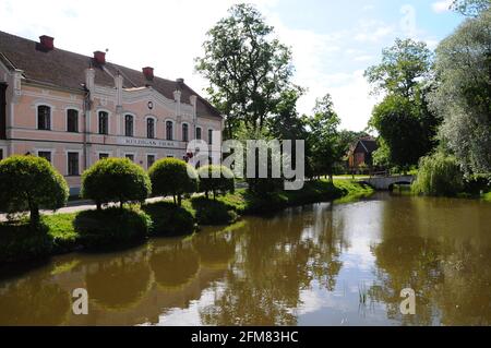 Kuldiga, Lettland. Die Straße entlang des Flusses Aleksupite in der kleinen lettischen Stadt Kuldiga Stockfoto