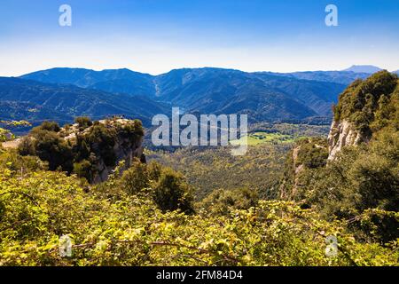 Großartiger Panoramablick von den östlichen Klippen von Tavertet mit dem Fluss ter am Eingang zum Susqueda-Stausee. Collsacabra, Osona, Cata Stockfoto