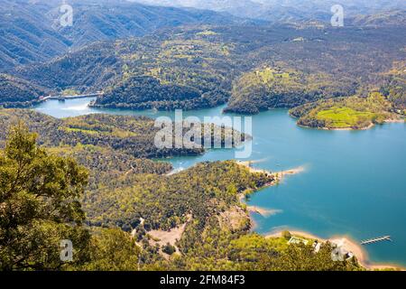 Luftaufnahme des Stausees Sau von den Klippen der Tavertet. Collsacabra, Osona, Katalonien, Spanien Stockfoto