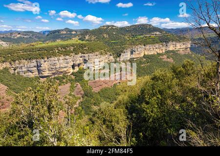 Blick auf die Klippen der Tavertet aus dem Norden. Collsacabra, Osona, Katalonien, Spanien Stockfoto