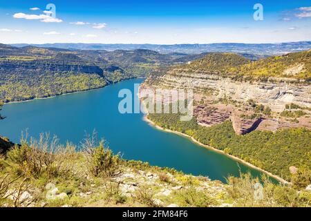 Luftaufnahme eines Teils des Sau-Stausees von den Klippen der Tavertet am Eingang zum Morro de la Abella-Gebiet. Collsacabra, Osona, Katalonien, Spanien Stockfoto