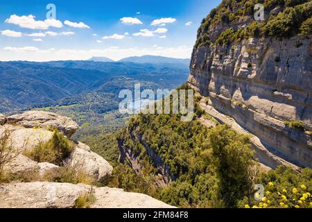 Luftaufnahme des Stausees Sau von den Klippen der Tavertet. Collsacabra, Osona, Katalonien, Spanien Stockfoto