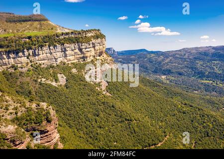 Blick auf die Klippen von Avent, von den Klippen von Tavertet aus gesehen. Collsacabra, Osona, Katalonien, Spanien Stockfoto