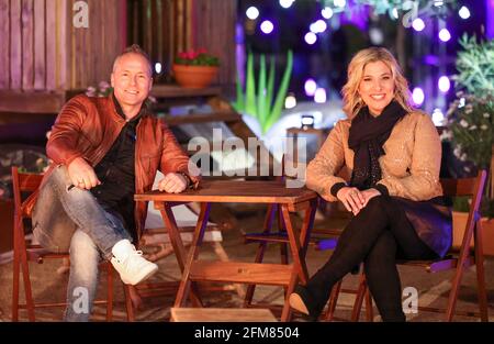 Leipzig, Deutschland. Mai 2021. Die deutschen Crooners Mitch Keller und Laura Wilde sind auf der Aufnahme von „The Ross Antony Show“. Das geplante Sendedatum der TV-Show ist der 15. Mai. Quelle: Jan Woitas/dpa-Zentralbild/dpa/Alamy Live News Stockfoto