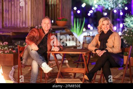 Leipzig, Deutschland. Mai 2021. Die deutschen Crooners Mitch Keller und Laura Wilde sind auf der Aufnahme von „The Ross Antony Show“. Das geplante Sendedatum der TV-Show ist der 15. Mai. Quelle: Jan Woitas/dpa-Zentralbild/dpa/Alamy Live News Stockfoto