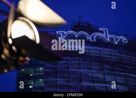 Leipzig, Deutschland. Mai 2021. Ein Scheinwerfer beleuchtet die Aufnahme der 'Ross Antony Show' vor dem MDR-Gebäude. Das geplante Sendedatum der TV-Show ist der 15. Mai. Quelle: Jan Woitas/dpa-Zentralbild/dpa/Alamy Live News Stockfoto