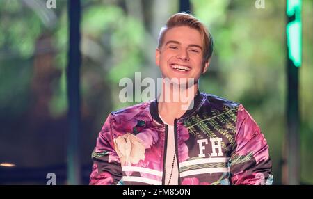 Leipzig, Deutschland. Mai 2021. Der Schweizer Musiker Vincent Gross wird in der Aufnahme der 'Ross Antony Show' singen. Das geplante Sendedatum der TV-Show ist der 15. Mai. Quelle: Jan Woitas/dpa-Zentralbild/dpa/Alamy Live News Stockfoto