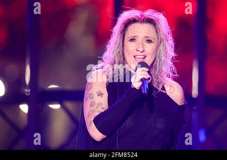 Leipzig, Deutschland. Mai 2021. Die deutsche Popsängerin Daniela Alfinito wird in der Aufnahme der 'Ross Antony Show' singen. Das geplante Sendedatum der TV-Show ist der 15. Mai. Quelle: Jan Woitas/dpa-Zentralbild/dpa/Alamy Live News Stockfoto