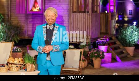 Leipzig, Deutschland. Mai 2021. Moderator, Musiker und Entertainer Ross Antony führt durch die Aufnahme seiner 'Ross Antony Show'. Die TV-Show soll am 15. Mai erscheinen. Quelle: Jan Woitas/dpa-Zentralbild/dpa/Alamy Live News Stockfoto