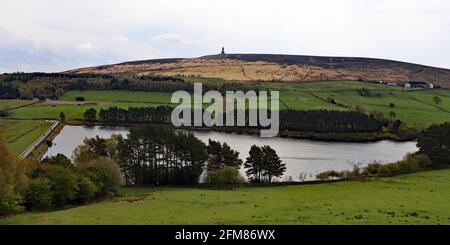 Auf der westlichen Pennine Mooren über Blackburn Stand Darwen Turm und eine Reihe von Stauseen. Hier ist der Earnsdale Stausee unter dem Turm. Stockfoto