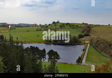 Auf der westlichen Pennine Moors oberhalb von Blackburn befindet sich das Earnsdale Reservoir, zu dem es Wasser liefert. Blick nach Westen über Earnsdale Reservoir und es ist Erde Damm. Stockfoto