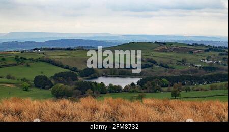 CW 7584 Earnsdale Reservoir mit Blick auf Blackburn und Pendle On Der westliche Pennine Moors oberhalb von Blackburn ist Earnsdale Reservoir to Wo es sich befindet Stockfoto