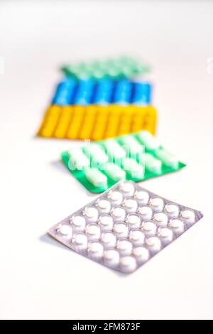 Bunte viele Pillen und Tabletten auf weißem Hintergrund isoliert, Arzneimittel Antibiotika-Kapsel Pillen in Paket. Stockfoto