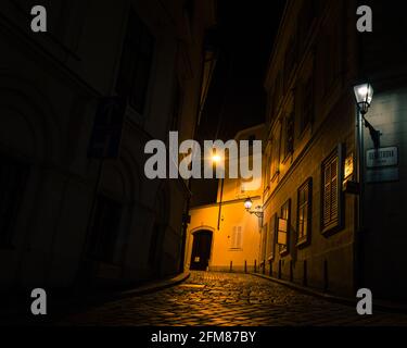 Zagreb Straßen in der Nacht auf der Oberstadt Zagreb, mit alten romantischen Gasstraßenlampen Stockfoto