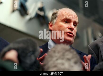 Gerald Corbett, Chief Executive von Railtrack, gab heute Abend vor dem Railtrack-Büro in London eine Erklärung ab. Stockfoto