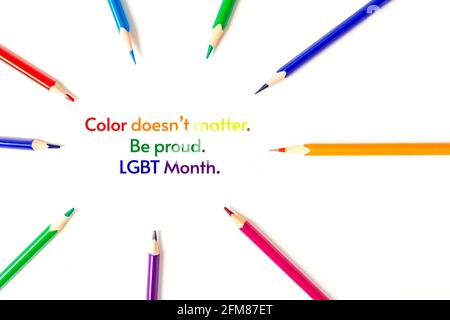 Kreis aus geschärften Buntstiften. Der Fokus auf Text in der Mitte. Bleistifte zeigen auf Text oder Idee. Seien Sie stolz auf den LGBT-Pride-Monat. Stockfoto