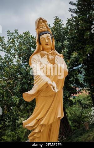 Old Guanyin, traditionelle chinesische Göttin Goldene Statue im Tempel, draußen, tagsüber Stockfoto