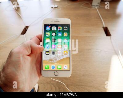 POV männliche Hand hält neue Apple Computers iPhone 8 Smartphone Stockfoto