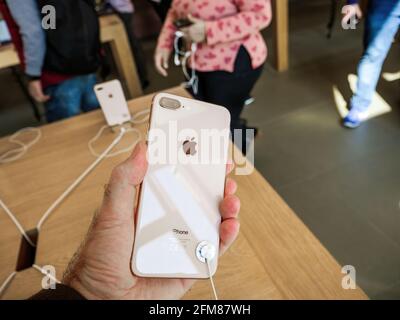 Männliche Hand mit neuem Apple Computers iPhone 8 Smartphone-Telefon Stockfoto