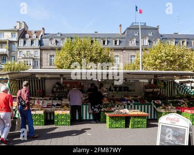 Menschen neugierig Fußgänger einkaufen von Foruti Gemüse auf dem Bauernmarkt Stockfoto