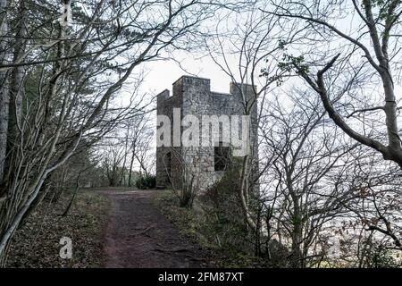 Lady Emily Heskeths Jagdschloss-Turmruine in der Nähe von Abergele an der nordwalesischen Küste in großbritannien in den Wäldern der Burg Gwrych. Stockfoto