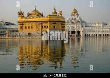 Amritsar, Indien - 2021. April: Pilger besuchen den Goldenen Tempel in Amritsar am 28. April 2021 in Amritsar, Punjab, Indien. Stockfoto