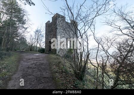 Lady Emily Heskeths Jagdschloss-Turmruine in der Nähe von Abergele an der nordwalesischen Küste in großbritannien in den Wäldern der Burg Gwrych. Stockfoto