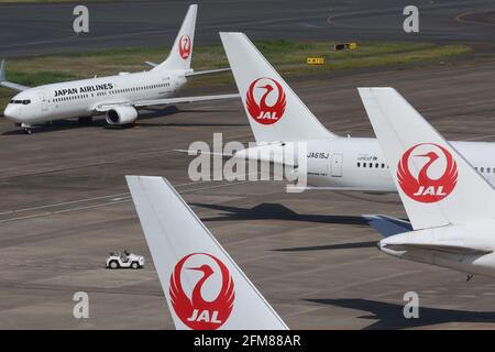 Tokio, Japan. Mai 2021. Dieses Bild, das am 1. Mai 2021 aufgenommen wurde, zeigt, wie die Jetliner von Japan Airlines (JAL) am Haneda Airport in Tokio parken. JAL verzeichnete im Geschäftsjahr 2020, das im März endete, einen Nettoverlust von 286 Milliarden Yen bei ihrem Finanzergebnis. Quelle: Yoshio Tsunoda/AFLO/Alamy Live News Stockfoto