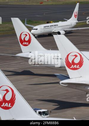 Tokio, Japan. Mai 2021. Dieses Bild, das am 1. Mai 2021 aufgenommen wurde, zeigt, wie die Jetliner von Japan Airlines (JAL) am Haneda Airport in Tokio parken. JAL verzeichnete im Geschäftsjahr 2020, das im März endete, einen Nettoverlust von 286 Milliarden Yen bei ihrem Finanzergebnis. Quelle: Yoshio Tsunoda/AFLO/Alamy Live News Stockfoto