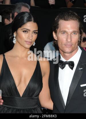 Camila Alves, Matthew McConaughey bei den 83. Annual Academy Awards, die am 27. Februar 2011 im Kodak Theatre in Los Angeles, ca. Stockfoto