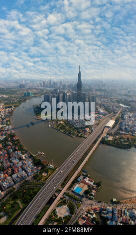 Vertikales Panoramafoto der Innenstadt von Ho Chi Minh Stadt in Morgen Stockfoto