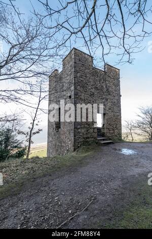 Lady Emily Heskeths Jagdschloss-Turmruine in der Nähe von Abergele an der nordwalesischen Küste in großbritannien in den Wäldern der Burg Gwrych. Stockfoto