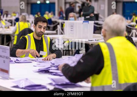 Edinburgh, Großbritannien. Mai 2021. Im Bild: Die erste Wahlurne wird beim Grafen für die schottische Parlamentswahl in der Region Lothian 2021 eröffnet, die im Royal Highland Centre in Edinburgh stattfindet. Kredit: Rich Dyson/Alamy Live Nachrichten Stockfoto