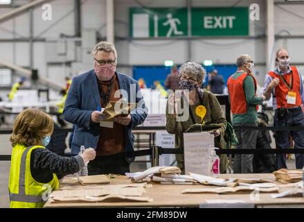 Edinburgh, Großbritannien. Mai 2021. Im Bild: Die erste Wahlurne wird beim Grafen für die schottische Parlamentswahl in der Region Lothian 2021 eröffnet, die im Royal Highland Centre in Edinburgh stattfindet. Kredit: Rich Dyson/Alamy Live Nachrichten Stockfoto