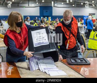 Edinburgh, Großbritannien. Mai 2021. Im Bild: Die erste Wahlurne wird beim Grafen für die schottische Parlamentswahl in der Region Lothian 2021 eröffnet, die im Royal Highland Centre in Edinburgh stattfindet. Kredit: Rich Dyson/Alamy Live Nachrichten Stockfoto