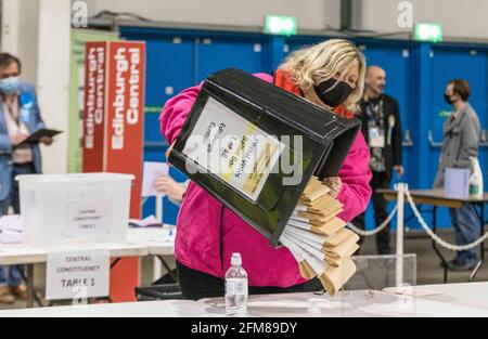 Edinburgh, Großbritannien. Mai 2021. Im Bild: Die erste Wahlurne wird beim Grafen für die schottische Parlamentswahl in der Region Lothian 2021 eröffnet, die im Royal Highland Centre in Edinburgh stattfindet. Kredit: Rich Dyson/Alamy Live Nachrichten Stockfoto