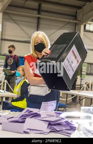 Edinburgh, Großbritannien. Mai 2021. Im Bild: Die erste Wahlurne wird beim Grafen für die schottische Parlamentswahl in der Region Lothian 2021 eröffnet, die im Royal Highland Centre in Edinburgh stattfindet. Kredit: Rich Dyson/Alamy Live Nachrichten Stockfoto