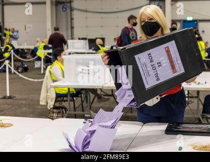 Edinburgh, Großbritannien. Mai 2021. Im Bild: Die erste Wahlurne wird beim Grafen für die schottische Parlamentswahl in der Region Lothian 2021 eröffnet, die im Royal Highland Centre in Edinburgh stattfindet. Kredit: Rich Dyson/Alamy Live Nachrichten Stockfoto