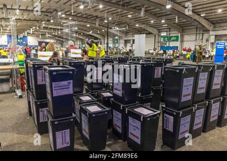 Edinburgh, Großbritannien. Mai 2021. Im Bild: Die erste Wahlurne wird beim Grafen für die schottische Parlamentswahl in der Region Lothian 2021 eröffnet, die im Royal Highland Centre in Edinburgh stattfindet. Kredit: Rich Dyson/Alamy Live Nachrichten Stockfoto