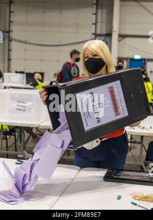 Edinburgh, Großbritannien. Mai 2021. Im Bild: Die erste Wahlurne wird beim Grafen für die schottische Parlamentswahl in der Region Lothian 2021 eröffnet, die im Royal Highland Centre in Edinburgh stattfindet. Kredit: Rich Dyson/Alamy Live Nachrichten Stockfoto